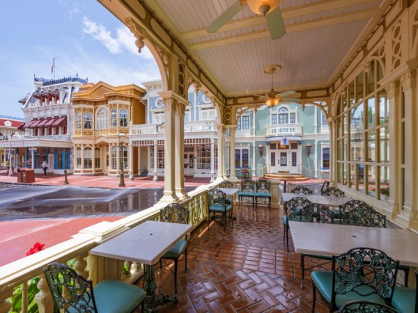 Tony’s Town Square Restaurant Review: A Magical (and Allergy-Friendly) Italian&nbsp;Experience!